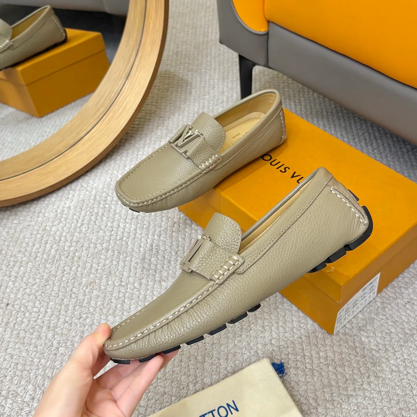 Men's men's shoes 💰420 (Yangli) LV 2⃣️0⃣️2⃣️5️⃣Spring and summer counter GLORIA series models ✈️Original factory special leather production, original last type. A classic driving slip-on casual shoe that shows an elegant style with exquisite craftsmanship details such as Monogram embossing all over the upper🌀Italian imported calfskin fabric Sheepskin foot pads➕Inside～Private mold replica sole Unique style Comfortable driving slip-on Size: 4-12 (38-46) Comes with [Counter packaging: original box, wrapping paper, card, instruction manual, shoehorn, cloth bag] No pressure to enter and leave the counter!